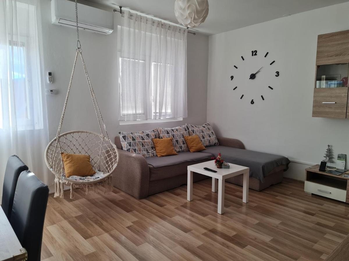 Apartment Pemper - Self Check In And Check Out Otočac Eksteriør billede